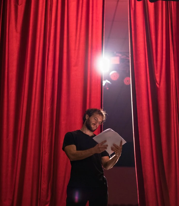 Compañía de ballet clásico actuando en un concurso de danza nacional e internacional