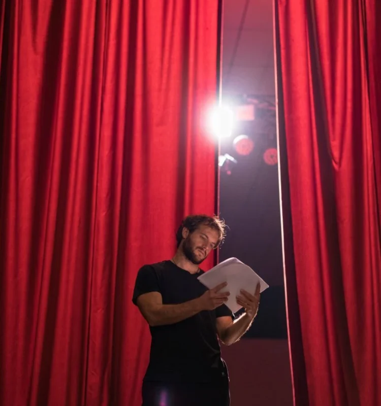 Compañía de ballet clásico actuando en un concurso de danza nacional e internacional